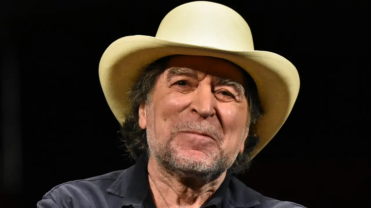 Joaquín Sabina (76 años) se sincera: “No se freír un huevo porque soy de otra generación. Tampoco sé conducir un coche, ni tengo móvil, ni sé lo que es Internet”