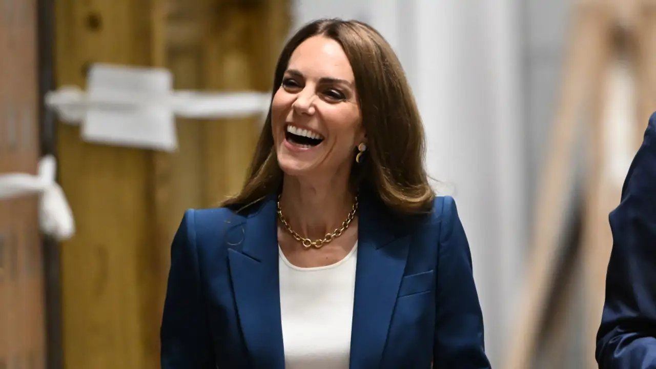 Kate Middleton vuelve a confiar en el traje ‘fit’ más elegante y en su color fetiche para su reaparición sorpresa en Londres