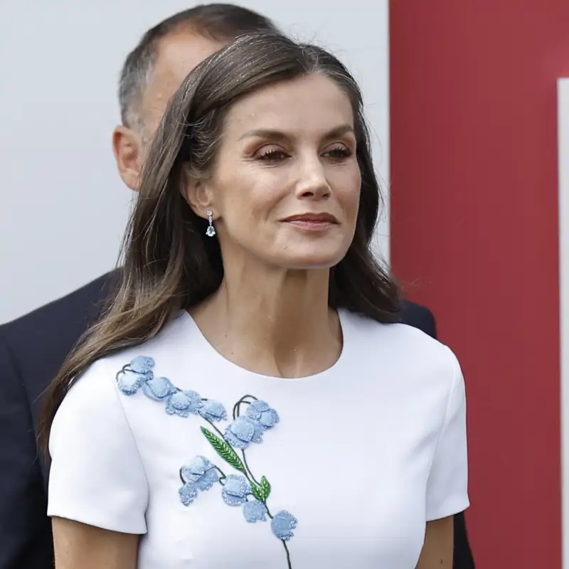Un conocido diseñador reacciona al comentado detalle del último look de la reina Letizia: "Se le puede perdonar"