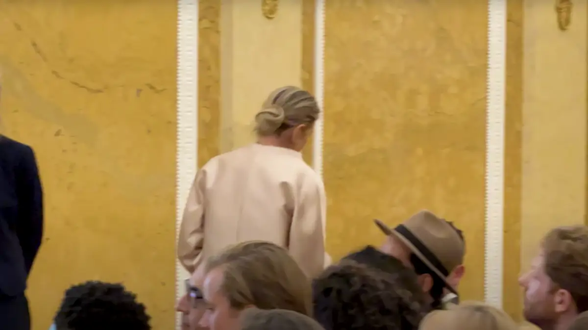 Máxima abandona el congreso 