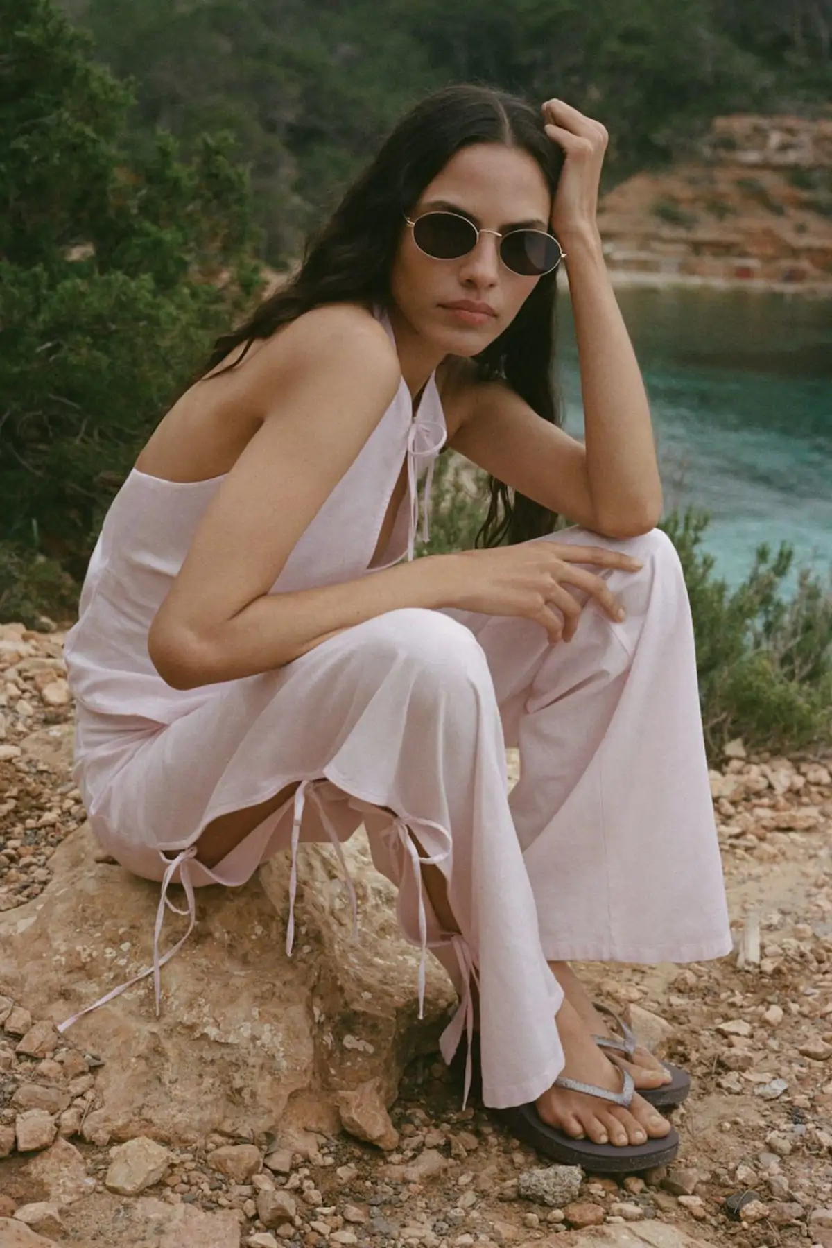 Pantalón con aberturas y lazadas