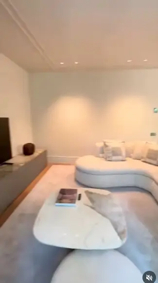 Una mesa de centro de mármol