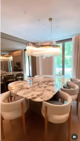Una mesa de comedor ovalada y también de mármol