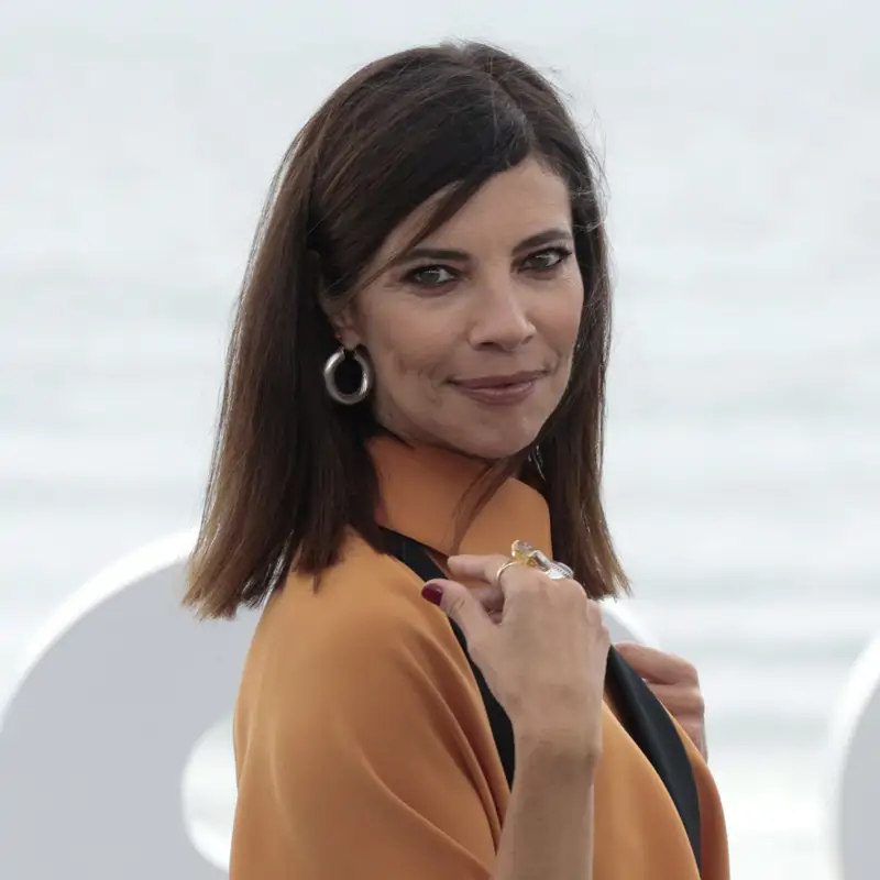 Stradivarius tiene el vestido lencero que parece de Massimo Dutti, pero cuesta menos de 30 euros y estiliza sin marcar