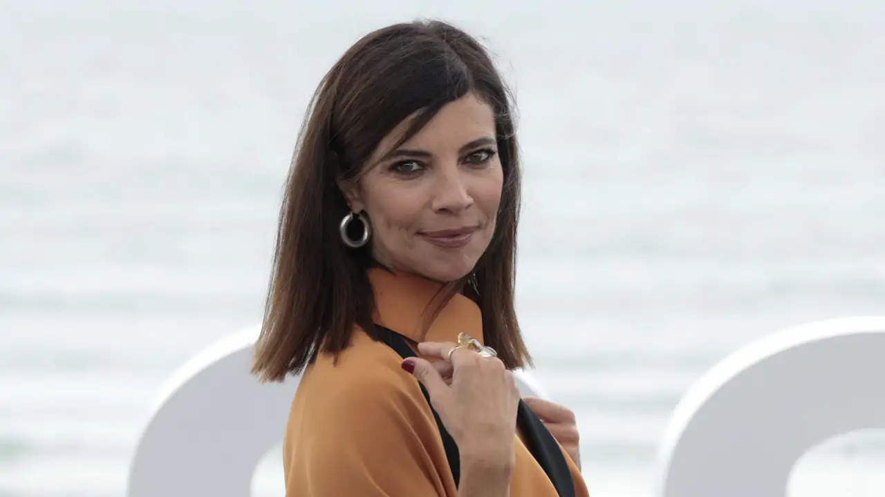 Stradivarius tiene el vestido lencero que parece de Massimo Dutti, pero cuesta menos de 30 euros y estiliza sin marcar