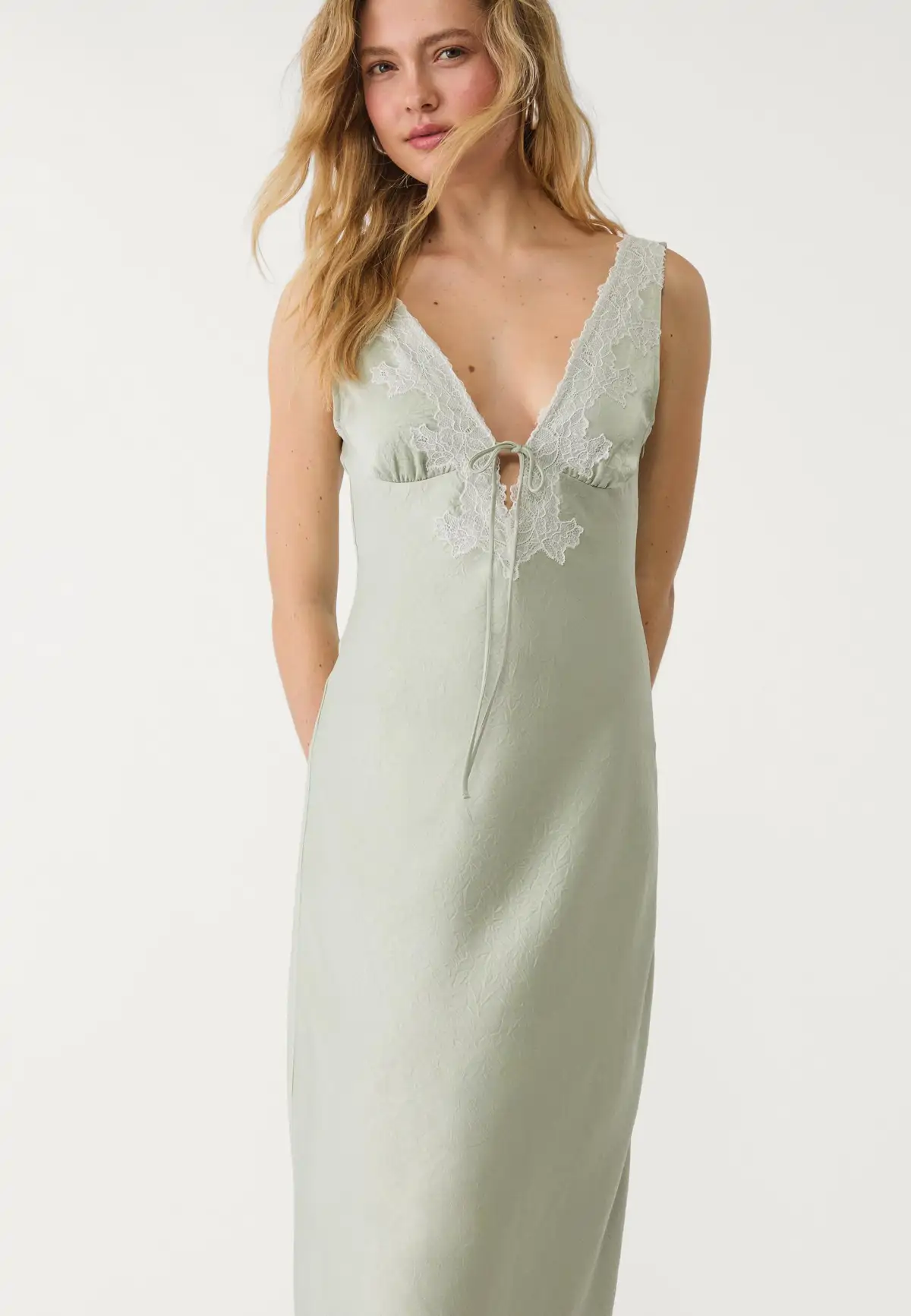 Vestido lencero lujo Stradivarius parece Massimo Dutti