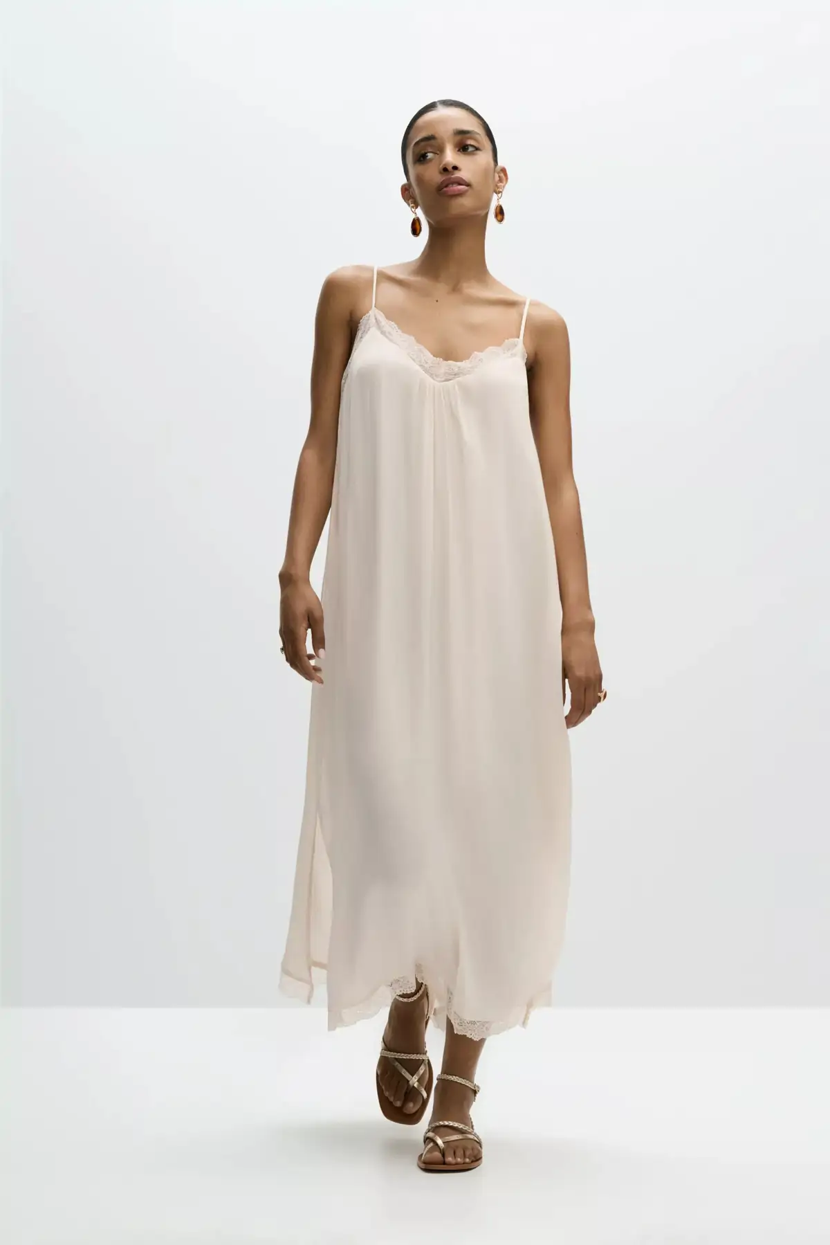Vestido lencero lujo Stradivarius parece Massimo Dutti