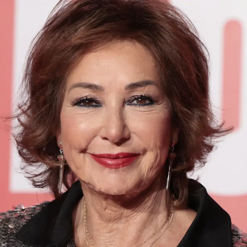 Ni rojo cereza ni rosa pétalo, Ana Rosa Quintana elige el color de uñas de los pies antiedad que es tendencia este verano 