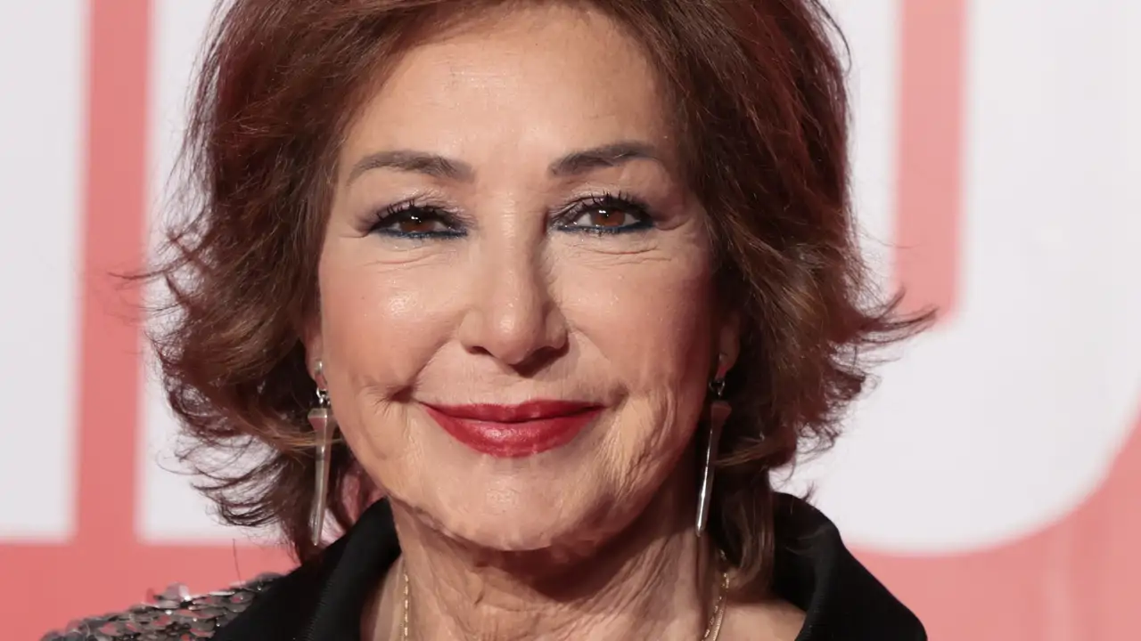Ni rojo cereza ni rosa pétalo, Ana Rosa Quintana elige el color de uñas de los pies antiedad que es tendencia este verano 