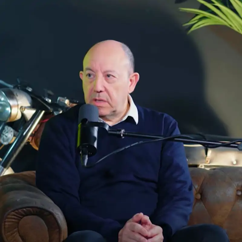 Gonzalo Bernardos, profesor de economía: "Muchísimas veces, los que dicen que son grandes inversores simplemente son vendedores de cursos"