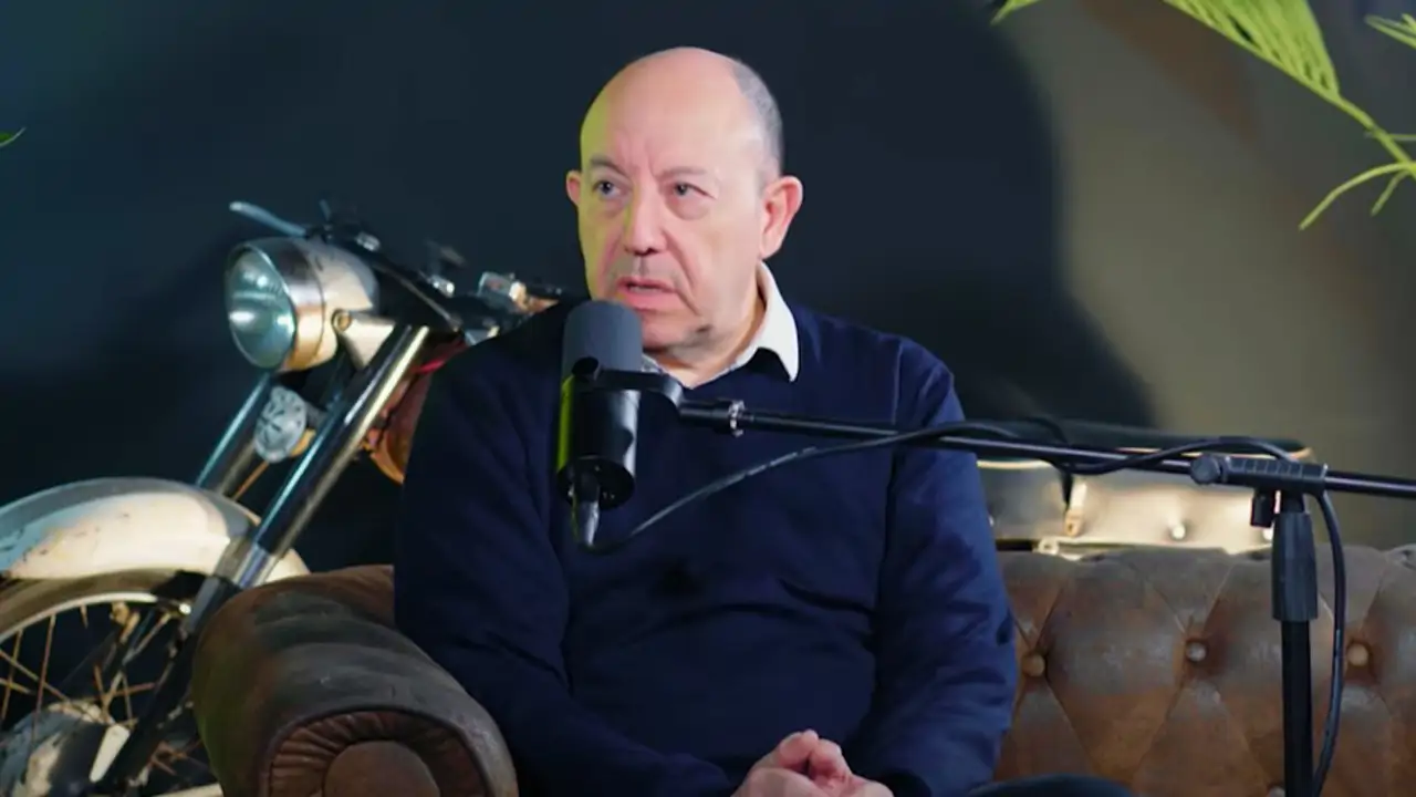 Gonzalo Bernardos, profesor de economía: "Muchísimas veces, los que dicen que son grandes inversores simplemente son vendedores de cursos y hay mucha gente que pica"