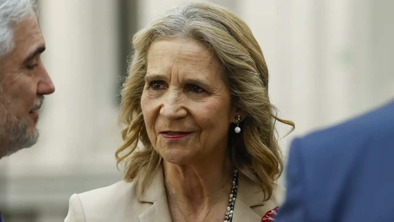 Saludo, reverencia y una inesperada charla: la intrahistoria del cara a cara entre la infanta Elena y el rey Felipe antes de un día clave