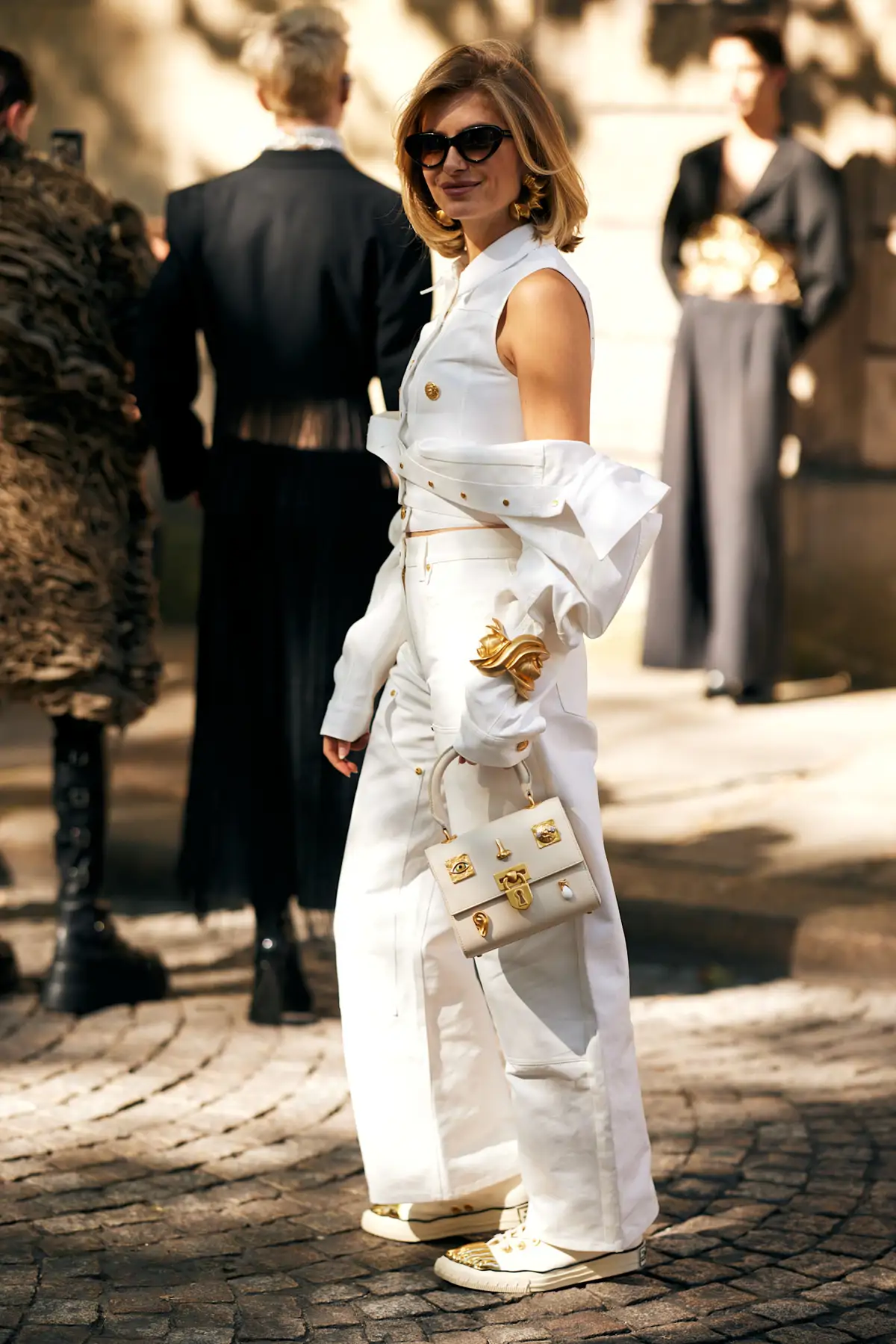 Mujer con pantalones blancos y zapatillas