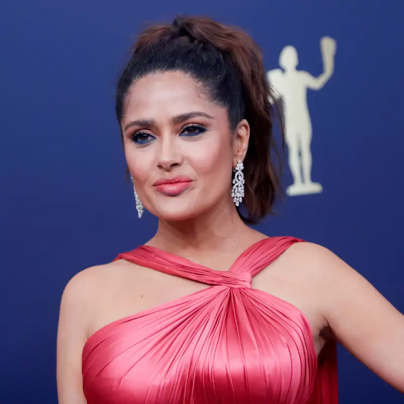 Salma Hayek (58 años): “Mi abuela me enseñó a no lavarme la cara por la mañana porque la piel pierde todos sus aceites”