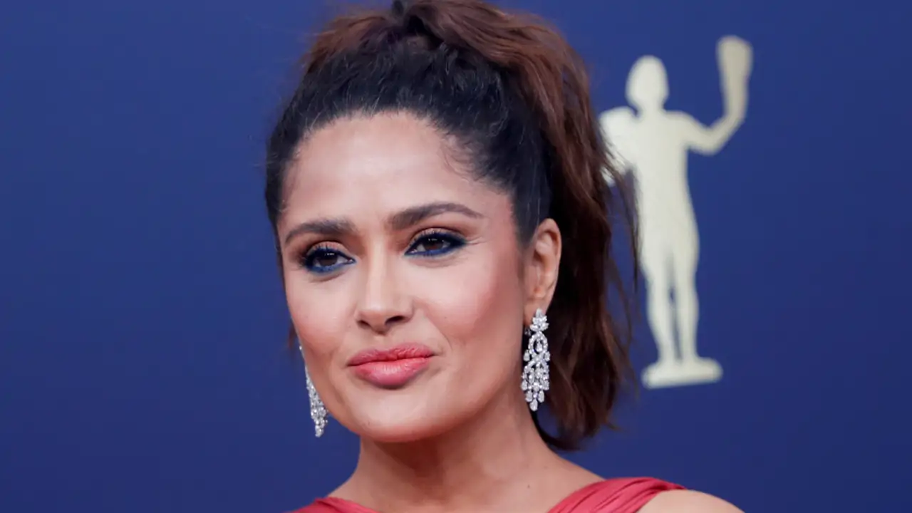 Salma Hayek (58 años): “Mi abuela me enseñó a no lavarme la cara por la mañana porque la piel pierde todos sus aceites”