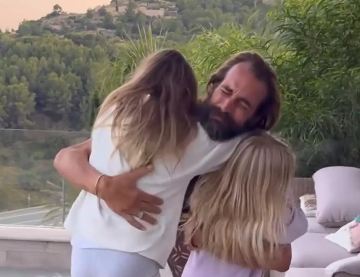 Álex Adróver, entre lágrimas, al reencontrarse con sus hijas tras 'Supervivientes 2025'