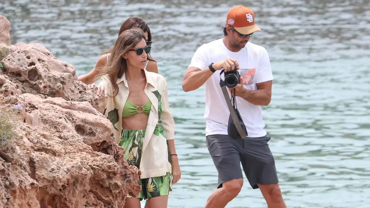 Las románticas vacaciones en Ibiza de Ana Boyer y Fernando Verdasco tras el cumpleaños al estilo Miami Vice de Íñigo Onieva 
