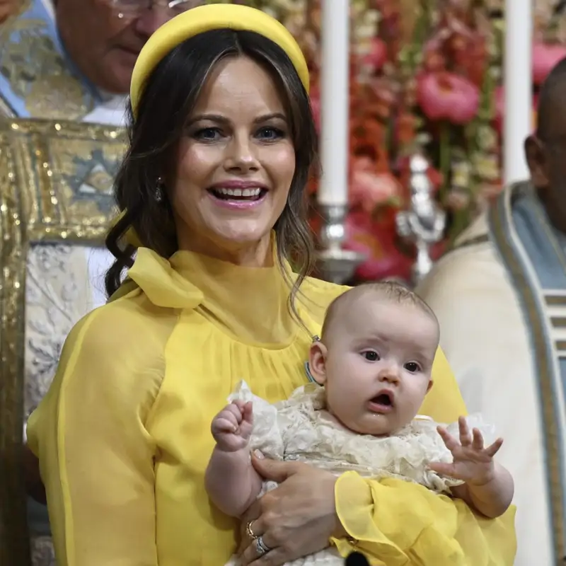 Sofía Hellqvist es la mamá de bautizo más alegre con el vestido de tul y volantes más elegante que es inspiración para invitadas 