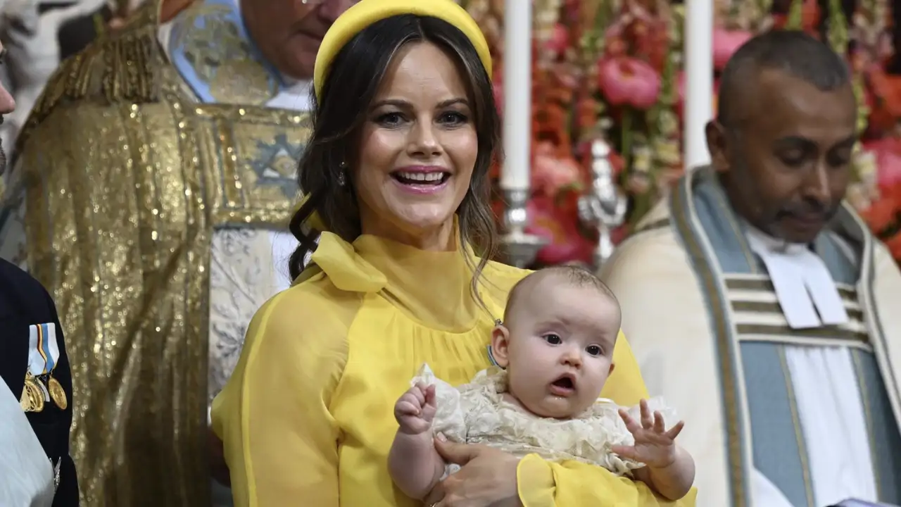 Sofía Hellqvist es la mamá de bautizo más alegre con el vestido de tul y volantes más elegante que es inspiración para invitadas 