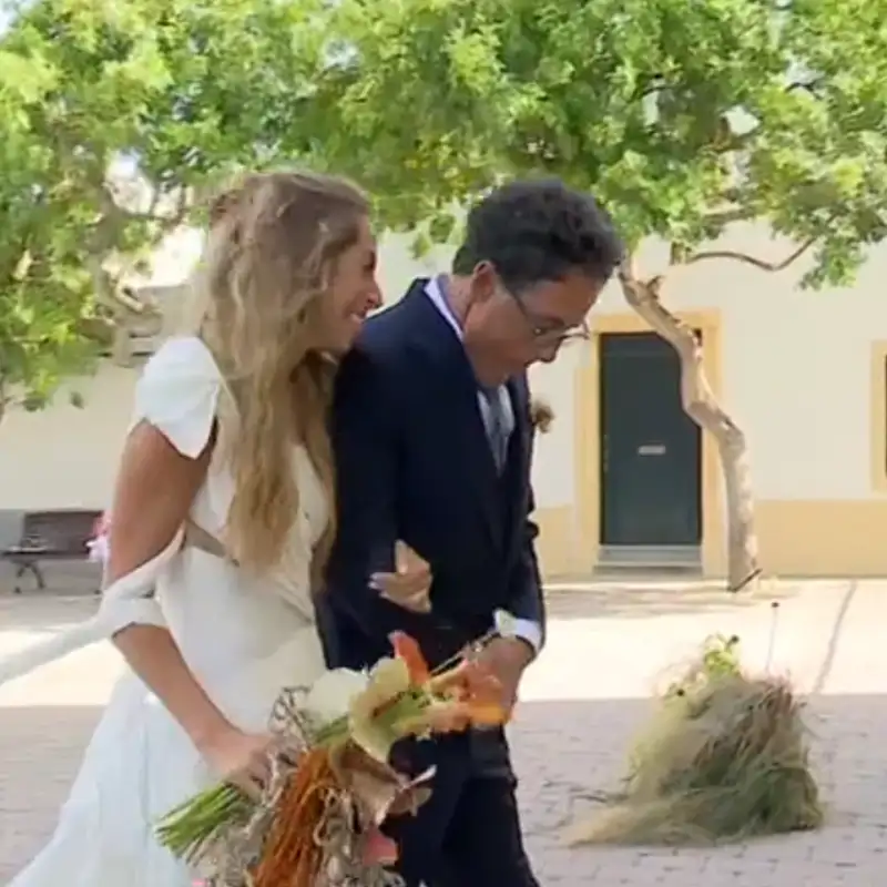 Belén Écija, radiante con su vestido de novia boho con múltiples capas y lleno de detalles