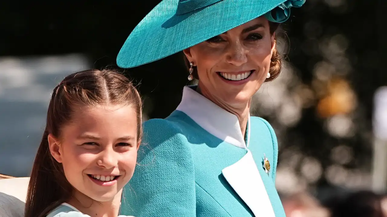 Kate Middleton, la gran protagonista del Trooping the Colour 2025 con el 'dress coat' celeste más alegre que lleva con sombrero de flores
