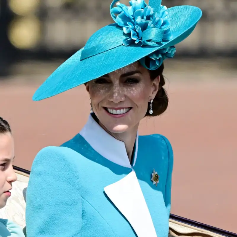 Kate Middleton, la gran protagonista del Trooping the Colour con el 'dress coat' celeste más alegre que lleva con sombrero de flores