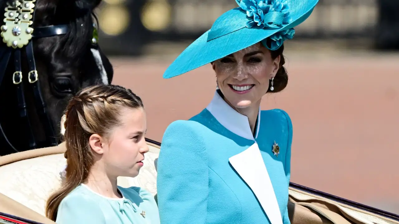 Kate Middleton, la gran protagonista del Trooping the Colour 2025 con el 'dress coat' celeste más alegre que lleva con sombrero de flores