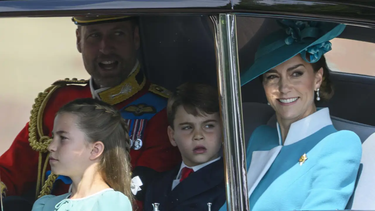 Kate Middleton, la gran protagonista del Trooping the Colour 2025 con el 'dress coat' celeste más alegre que lleva con sombrero de flores