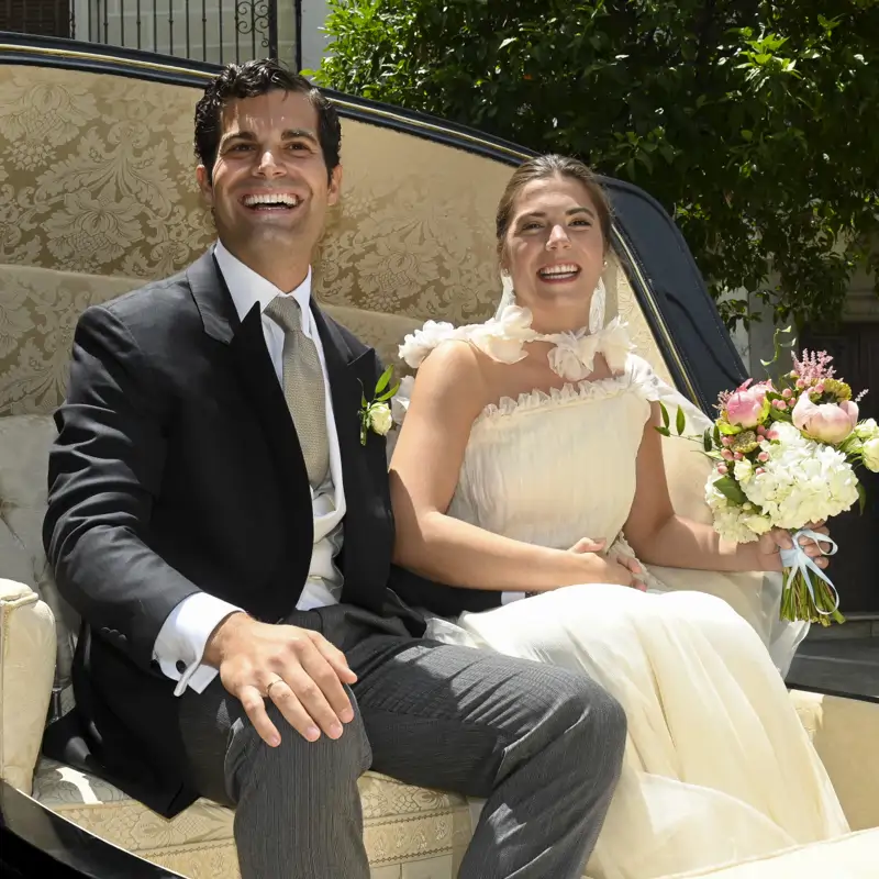 Leticia Fernández de Villavicencio sorprende con su vestido de novia en su boda con Piergiacomo Agostini: con cola XXL y toque etéreo 
