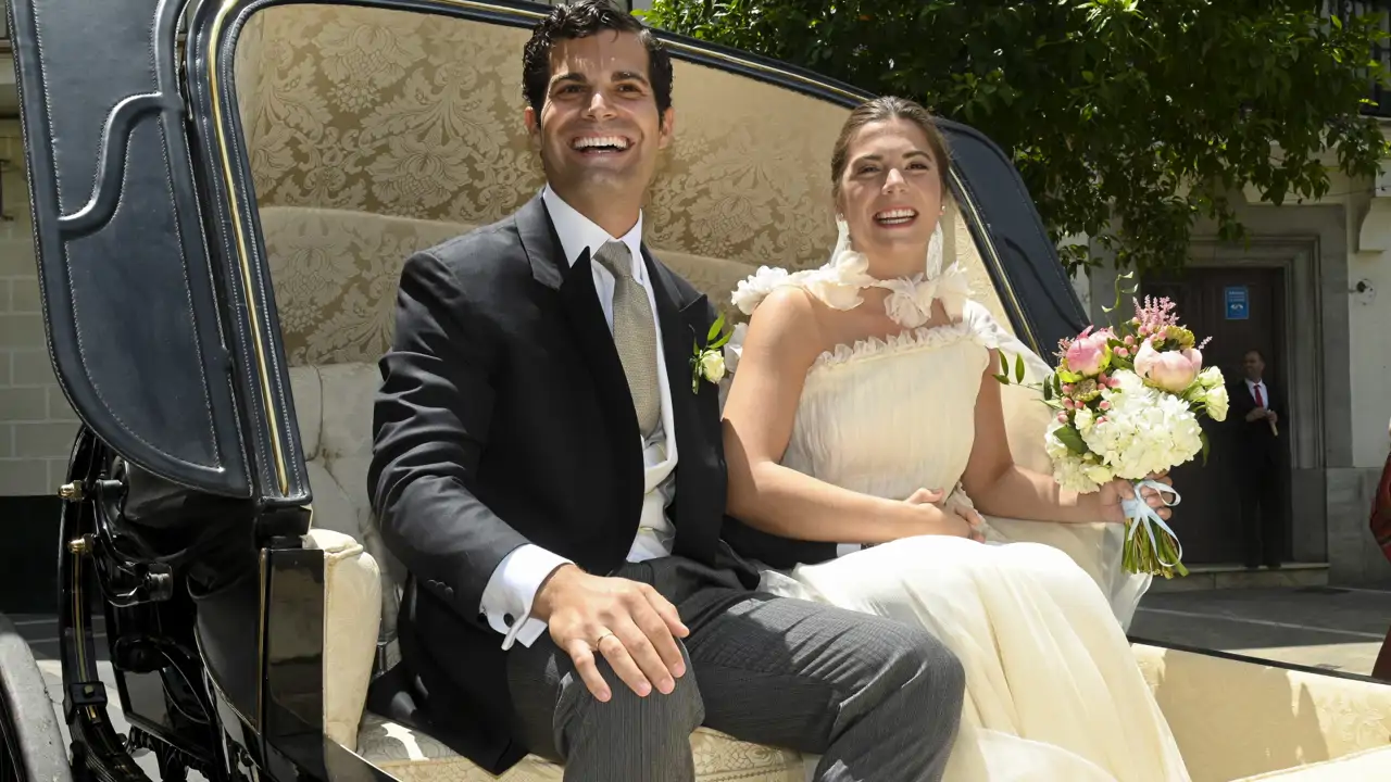 Leticia Fernández de Villavicencio sorprende con su vestido de novia en su boda con Piergiacomo Agostini: con cola XXL y toque etéreo 