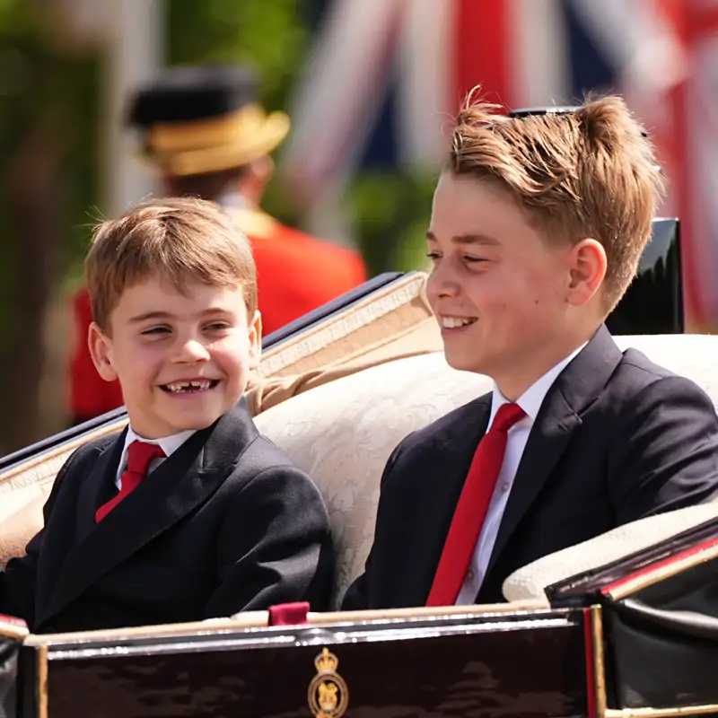 Un lector de labios británico revela lo que han hablado los príncipes Louis y George en el Trooping the Colour