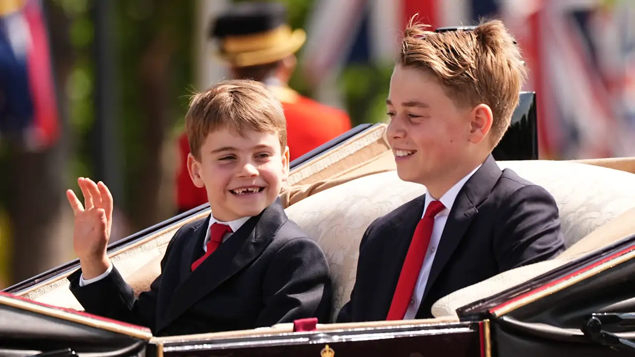 Un lector de labios británico revela lo que han hablado los príncipes Louis y George en el Trooping the Colour