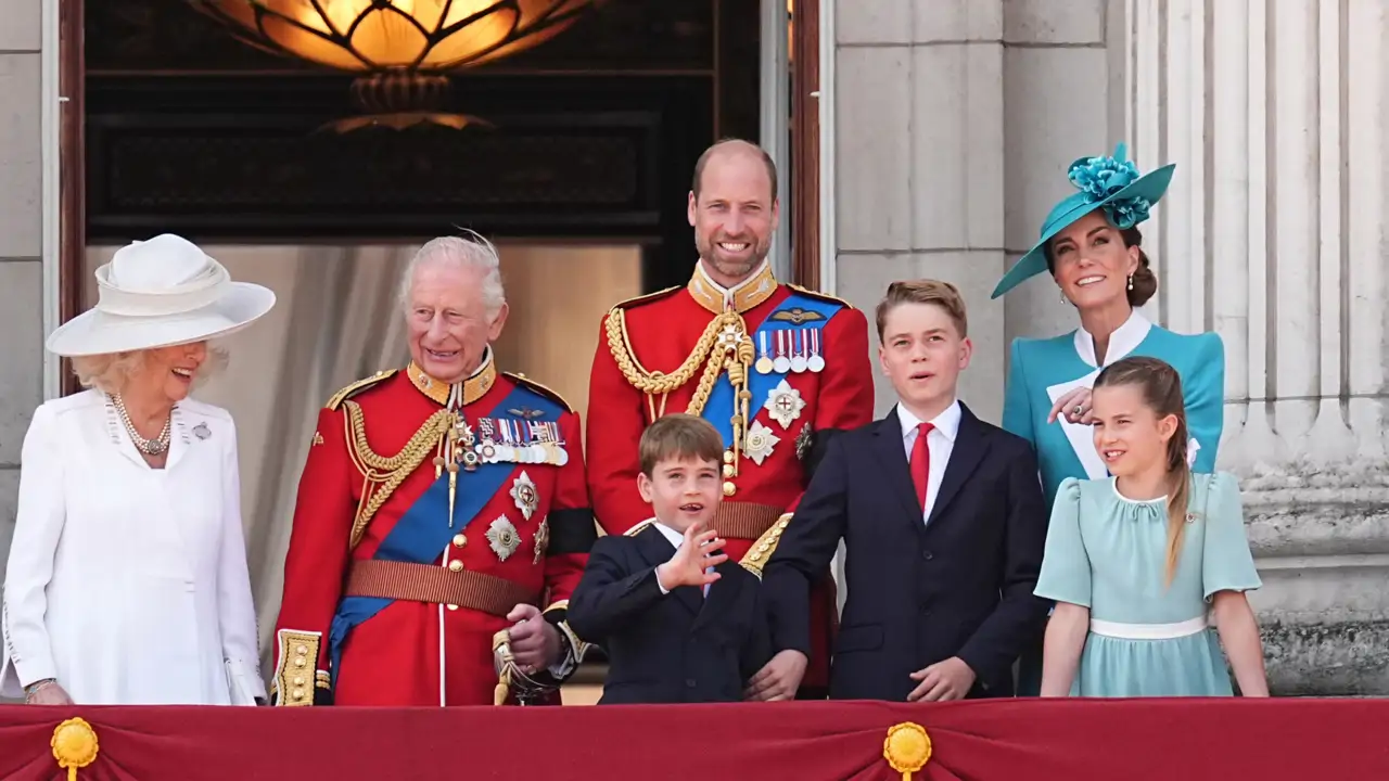 De la pena de Carlos III a la conexión entre Kate Middleton y Charlotte o las muecas de Louis: Los momentazos del Trooping the Colour 2025