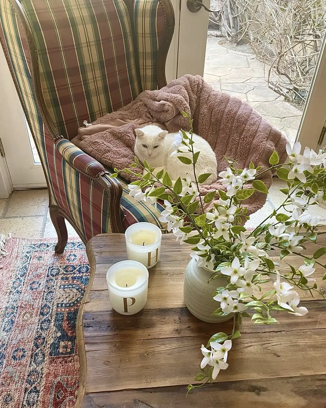 Una sala de estar con un gran sillón de lectura