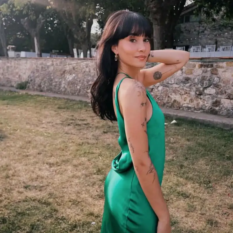 Aitana arrasa con el look de invitada perfecto para este verano: espalda abierta y color atrevido