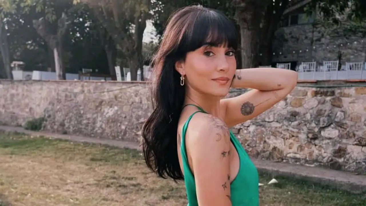 Aitana arrasa en la boda de su mejor amiga con el vestido satinado de invitada perfecto para el verano: con espalda abierta y resalta el bronceado