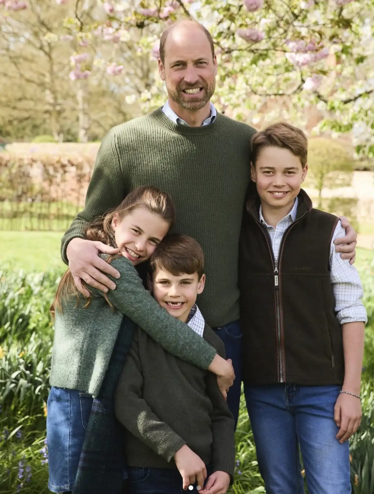 Guillermo con sus tres hijos