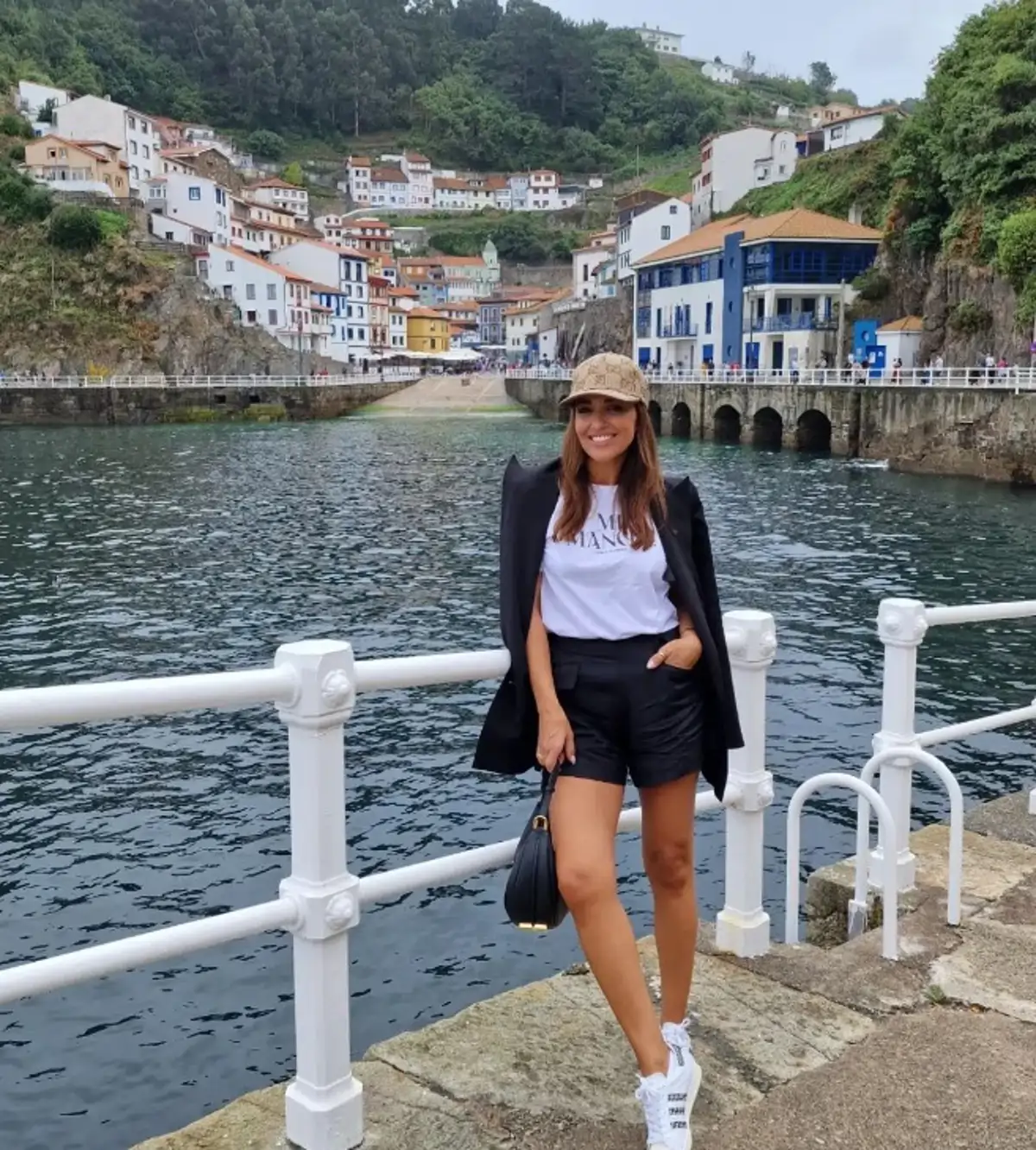 Paula Echevarria luce unas bermudas en negro.