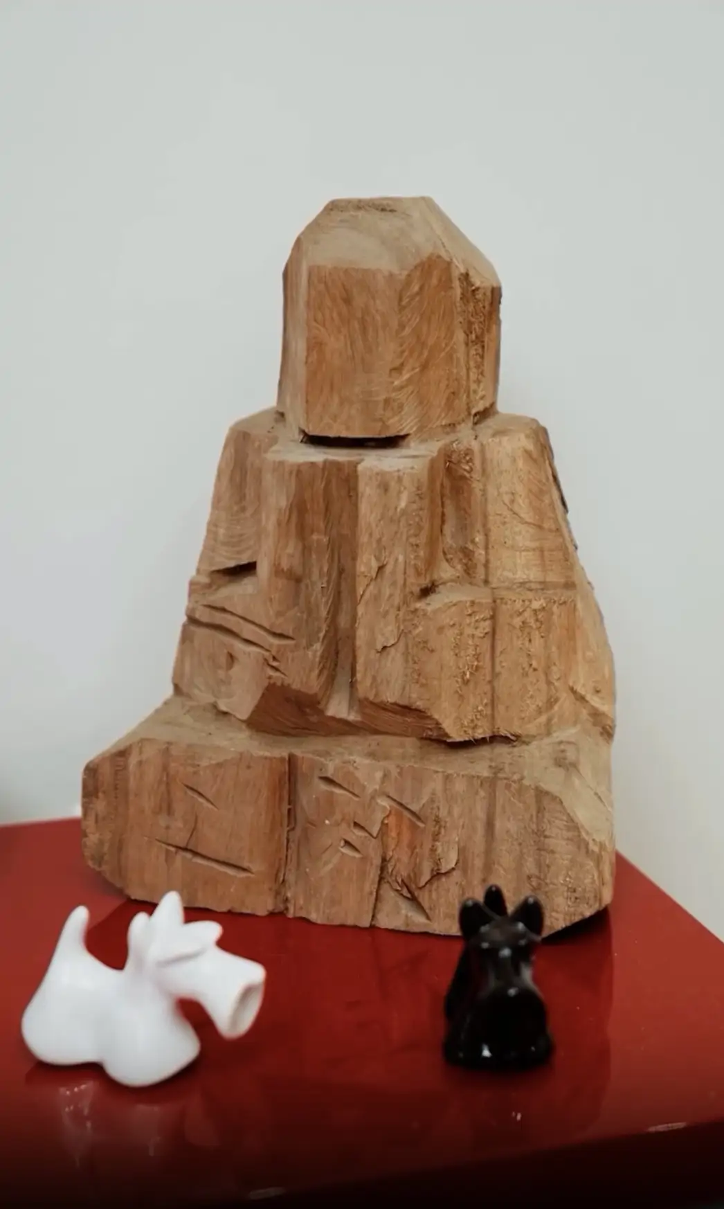 Una escultura única de Bali presidiendo la sala