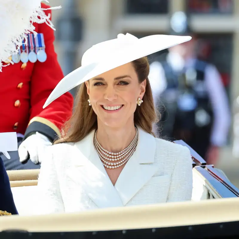 Kate Middleton se viste de novia moderna con un impresionante tocado, vestido de inspiración nupcial y perlas en el Día de la Jarretera