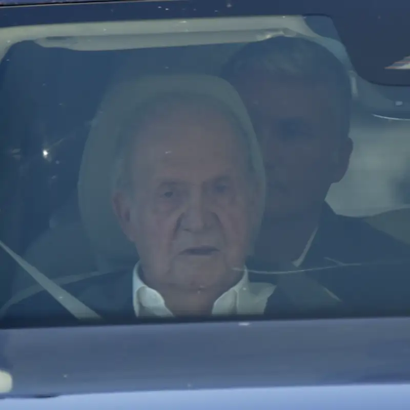 El rey Juan Carlos, visiblemente desmejorado y casi sin movilidad, esquiva las cámaras en su regreso a España