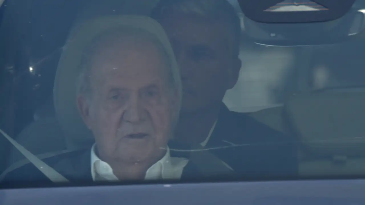 El rey Juan Carlos, visiblemente desmejorado y casi sin movilidad, esquiva las cámaras tras las memorias de Bárbara Rey