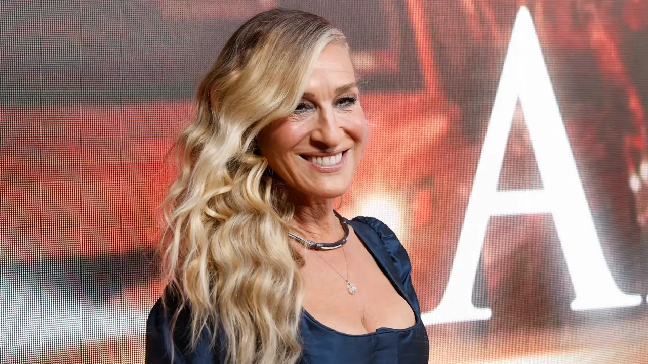 Sarah Jessica Parker (60 años), sobre su producto milagro para las ojeras: "Es el santo grial para mantener mis ojeras lisas. Nunca me falta"