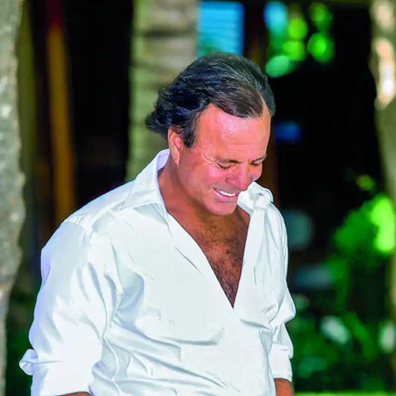 “A Julio Iglesias no lo hemos tratado con el respeto que merece un mito como él”