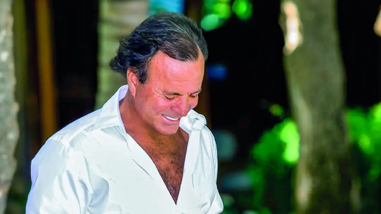 “A Julio Iglesias no lo hemos tratado con el respeto que merece un mito como él”