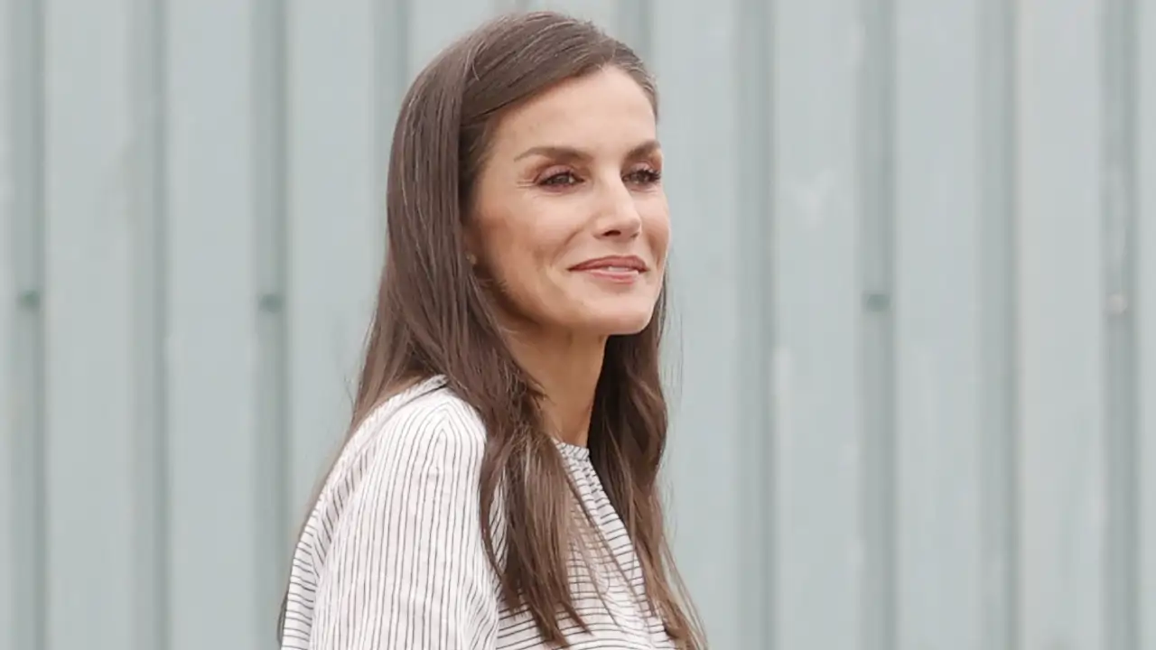 La reina Letizia sorprende en Lugo con el pantalón 'cigarette' que más estiliza y queda ideal con merceditas