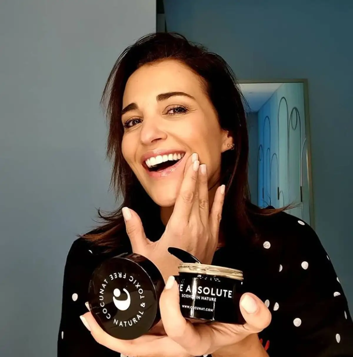 Paula Echevarría aplicándose la crema anti arrugas The Asolut de Cocunat.