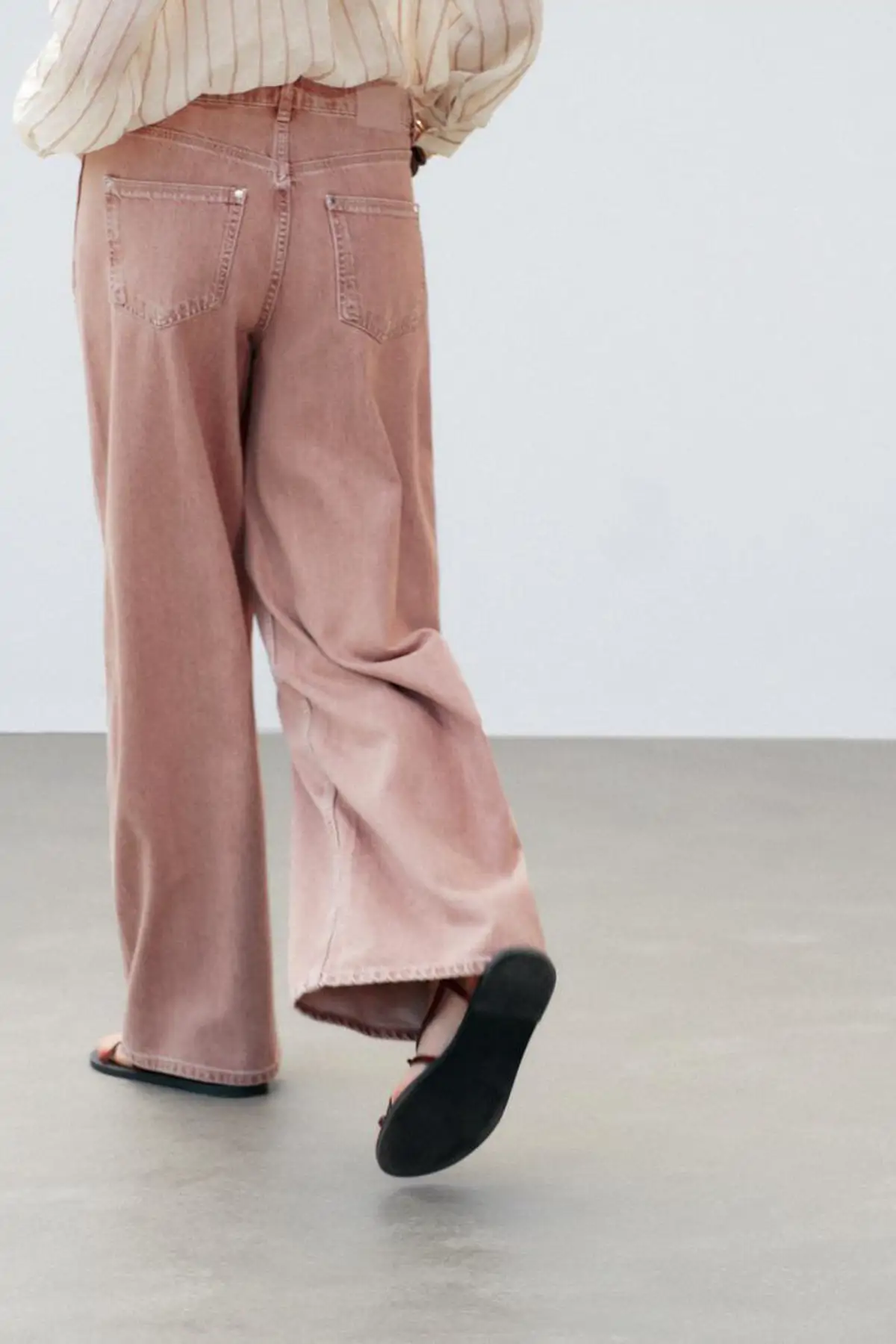 Vaqueros rosa de Zara.