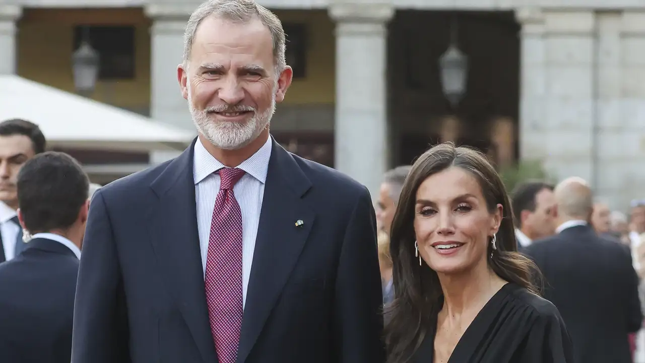 La aparición sorpresa de los reyes Felipe VI y Letizia en un concierto a su reinado tras el acto oficial