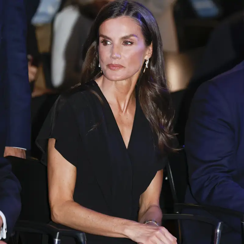La reina Letizia arriesga y gana con mono de escote cruzado más elegante y tacones metalizados en su reencuentro con el periodismo